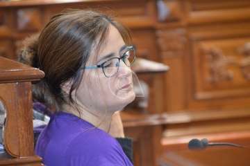 El periodista teldense Gaumet Florido leyó este jueves en el Pleno municipal el Manifiesto Institucional por el Día Internacional de las Mujeres (Foto TA y Francisco J. Santana)